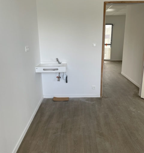 BUREAU LE RELECQ KERHUON A VENDRE - 796