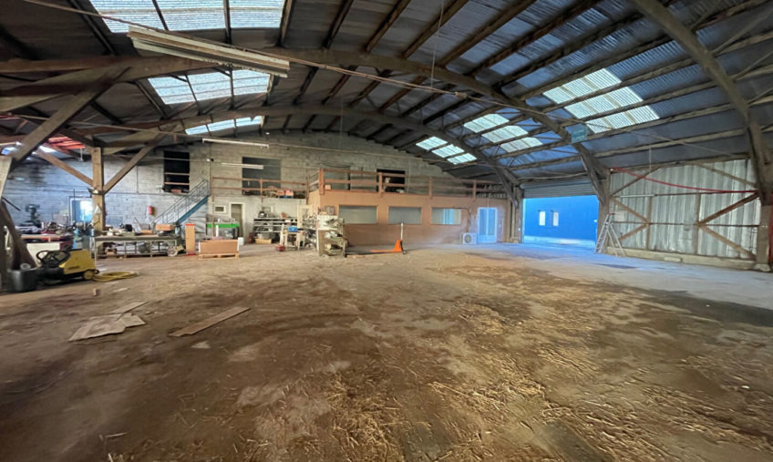 LOCAL ACTIVITE SAINT MARTIN DES CHAMPS A VENDRE - 968