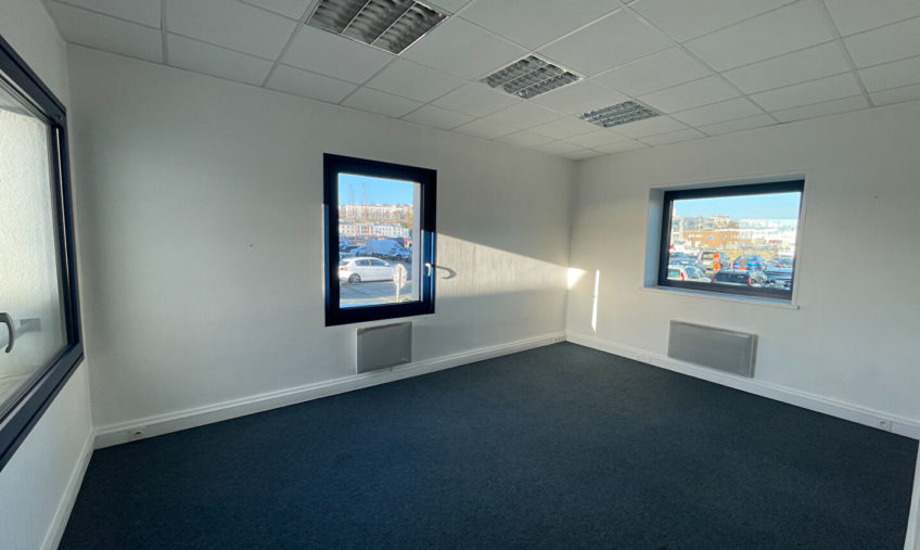 A LOUER BUREAU – Port de commerce VUE MER - 1244