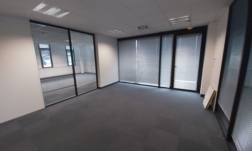 A LOUER, GUIPAVAS AEROPORT, BUREAUX DE 397 M² - 1661