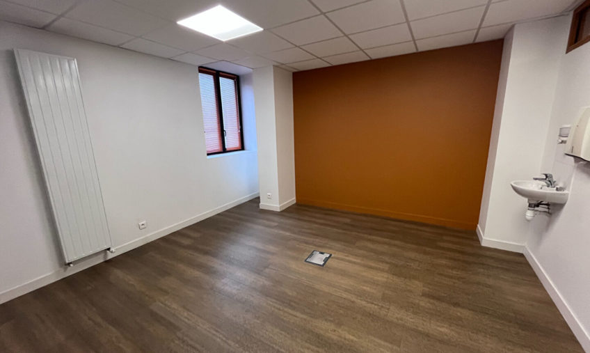 A LOUER – LANDERNEAU – LOCAL PROFESSIONNEL DE  70 M² - 1699