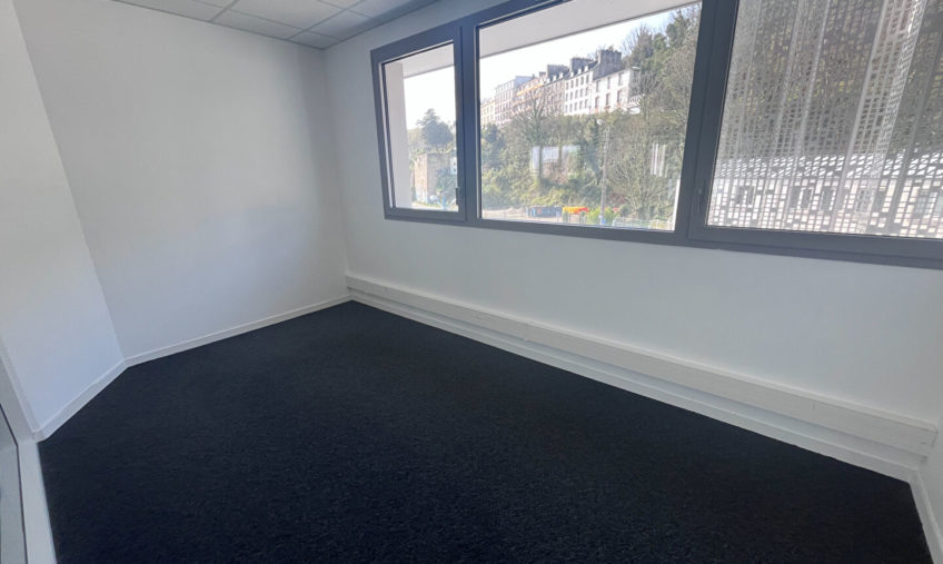 A VENDRE – BREST PORT DE COMMERCE  – BUREAUX DE 256 M2 - 1711