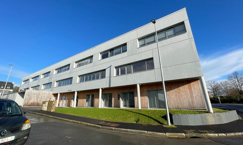 A VENDRE / A LOUER – LE RELECQ KERHUON – BUREAUX DE 157 M² - 1715