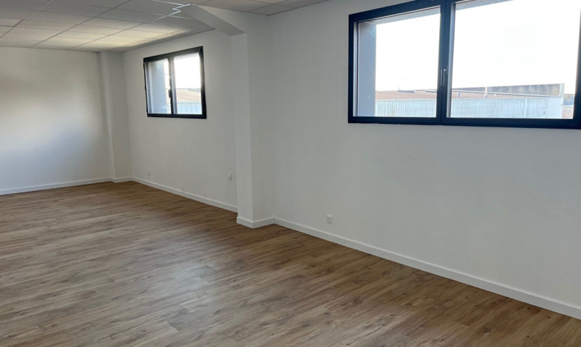 Beau local commercial  de 421 m2 – Zone de Keryado – Lorient - 1783