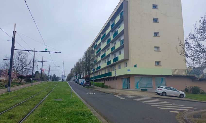 A VENDRE LOCAL COMMERCIAL - 1786