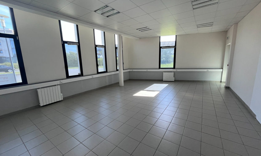 A LOUER – GUIPAVAS AEROPORT – BUREAUX DE 165 M2 - 836