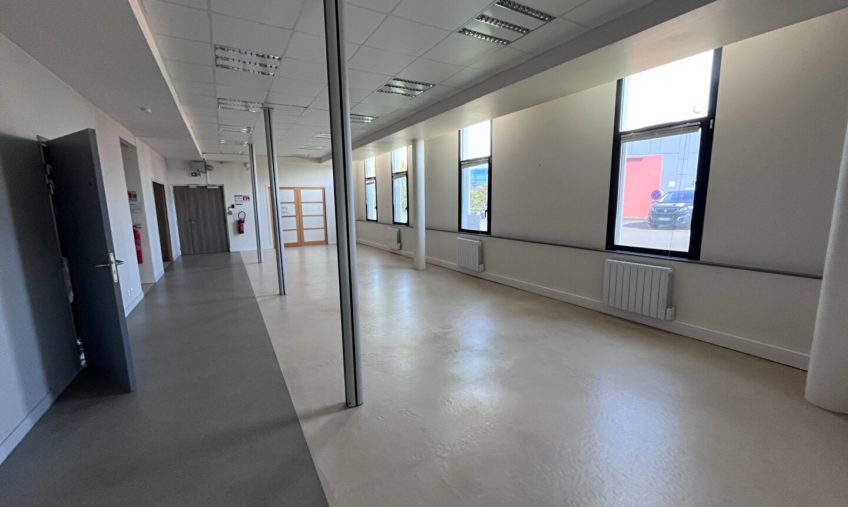 A LOUER – GUIPAVAS AEROPORT – BUREAUX DE 165 M2 - 836