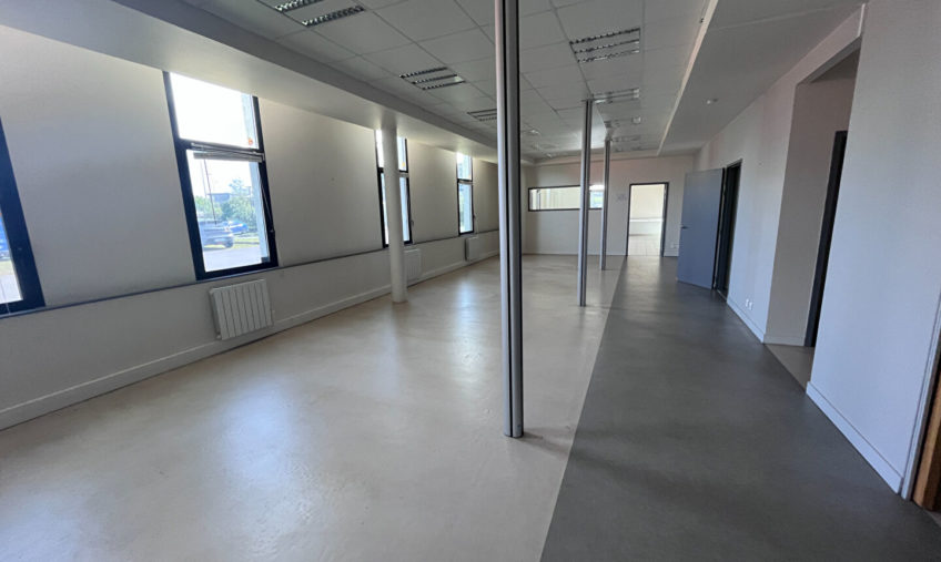 A LOUER – GUIPAVAS AEROPORT – BUREAUX DE 165 M2 - 836