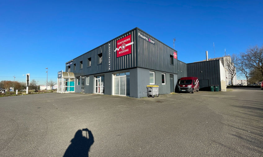 A LOUER LOCAL COMMERCIAL - 1447