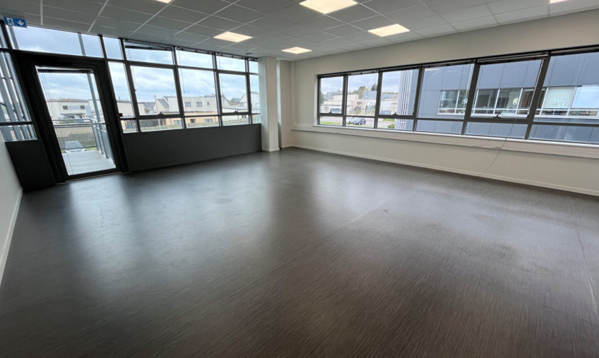 A LOUER – GUIPAVAS – Kergonan / Froutven – BUREAUX DE 334 M2 - 1733