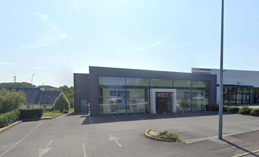 A LOUER LOCAL COMMERCIAL - 1743