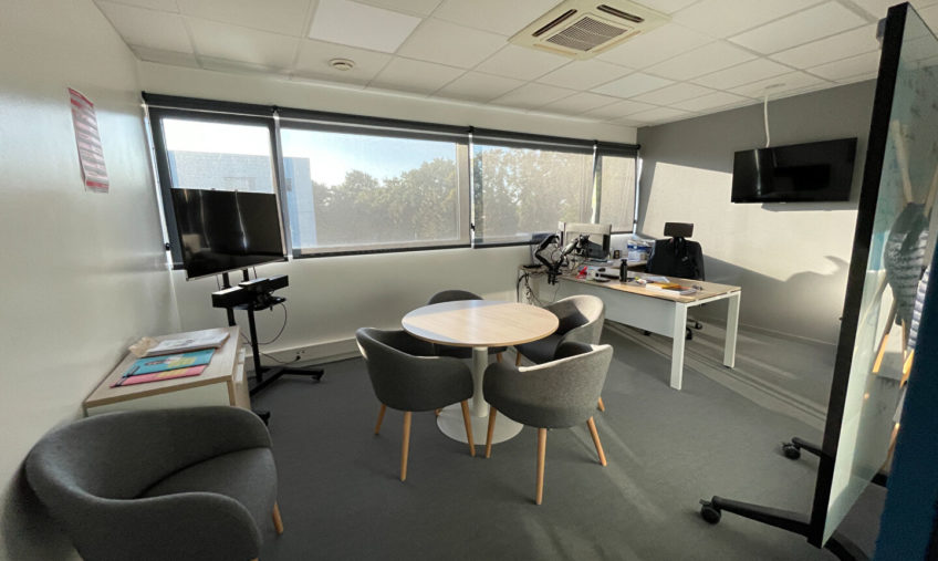 GUIPAVAS – AEROPORT – A LOUER PLATEAU DE BUREAUX DE 1370 M2 - 1571