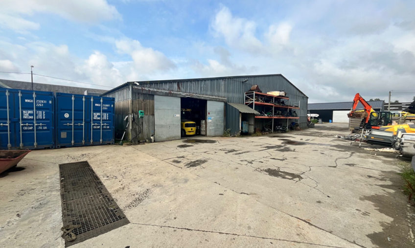 Local d&rsquo;activité Landivisiau 650 m2 - 1320