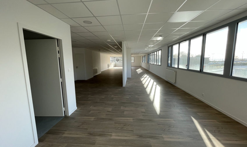 A VENDRE / A LOUER – LE RELECQ KERHUON – BUREAUX DE 157 M² - 1716
