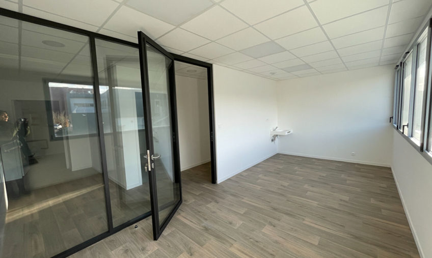 A VENDRE / A LOUER – LE RELECQ KERHUON – BUREAUX DE 157 M² - 1716