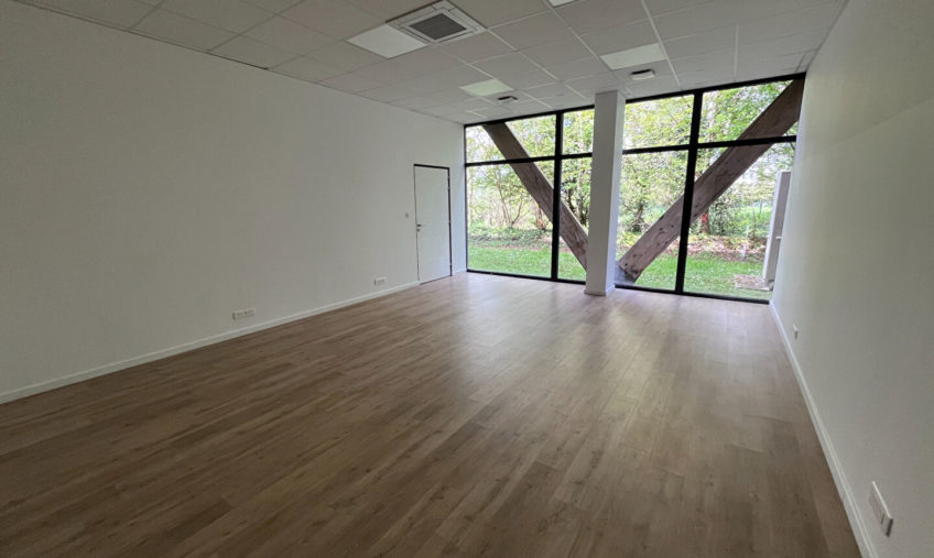 GUIPAVAS – AEROPORT – A LOUER PLATEAU DE BUREAUX DE 351 M2 - 1738