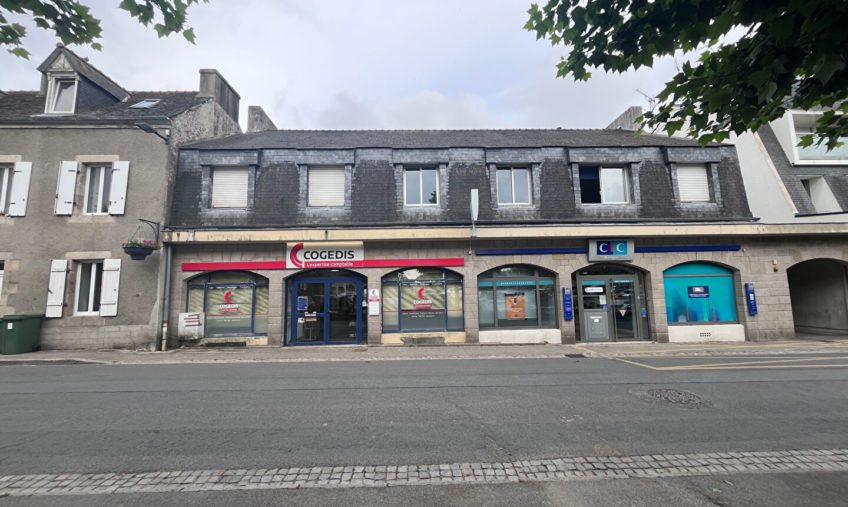 A VENDRE – LANDIVISIAU BOURG – LOCAL PROFESSIONNEL DE 240 M² - 1880