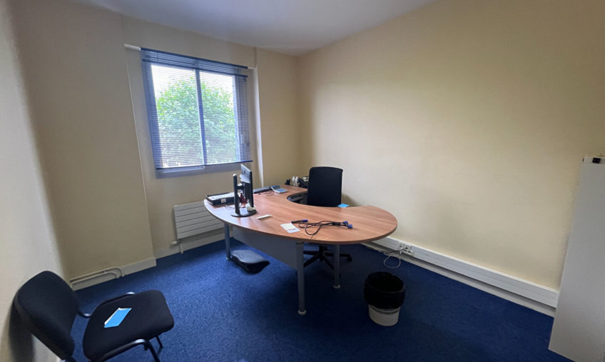 A VENDRE – LANDIVISIAU BOURG – LOCAL PROFESSIONNEL DE 240 M² - 1880