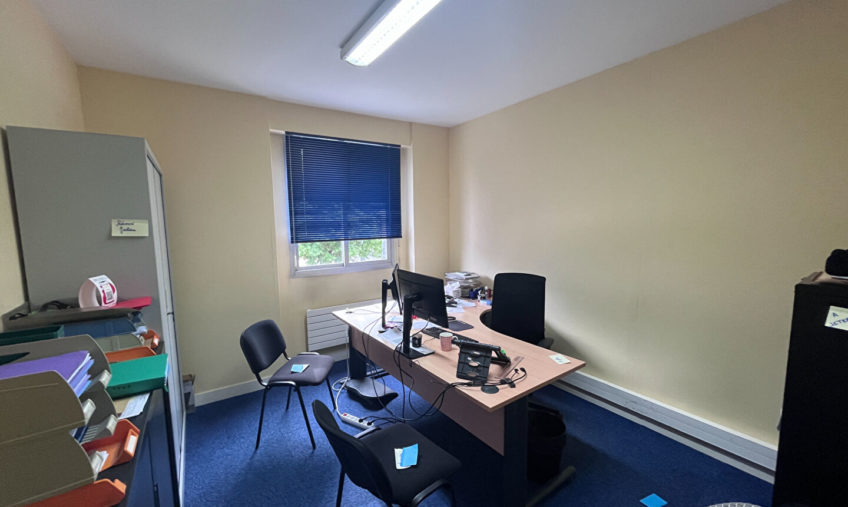 A VENDRE – LANDIVISIAU BOURG – LOCAL PROFESSIONNEL DE 240 M² - 1880