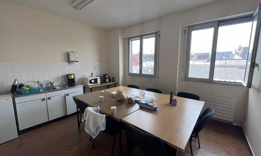 A VENDRE – LANDIVISIAU BOURG – LOCAL PROFESSIONNEL DE 240 M² - 1880