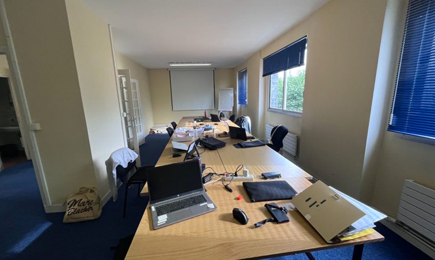 A VENDRE – LANDIVISIAU BOURG – LOCAL PROFESSIONNEL DE 240 M² - 1880