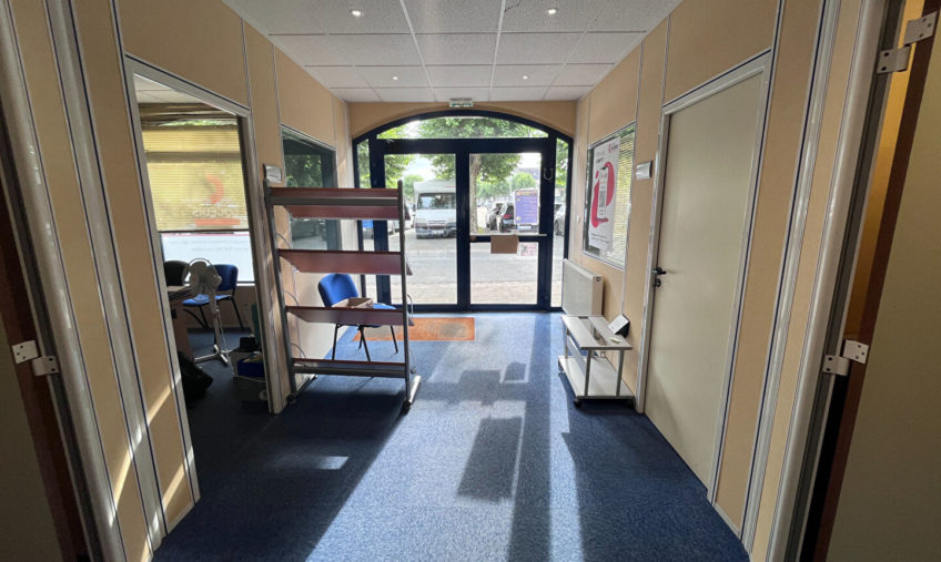 A VENDRE – LANDIVISIAU BOURG – LOCAL PROFESSIONNEL DE 240 M² - 1880