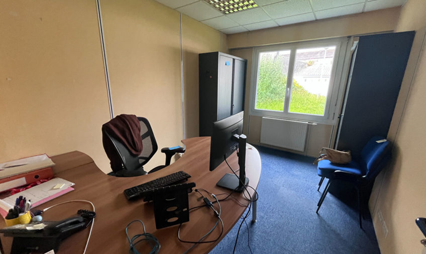 A VENDRE – LANDIVISIAU BOURG – LOCAL PROFESSIONNEL DE 240 M² - 1880