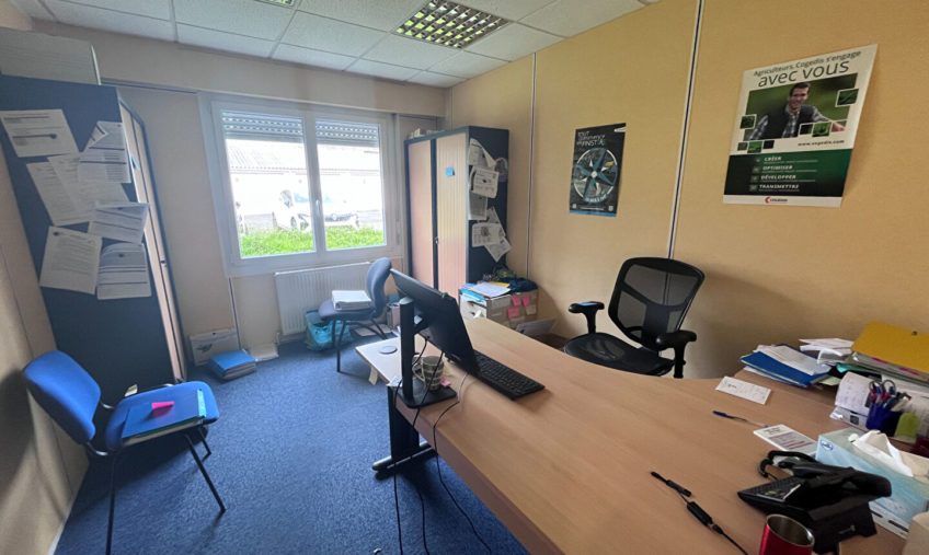 A VENDRE – LANDIVISIAU BOURG – LOCAL PROFESSIONNEL DE 240 M² - 1880