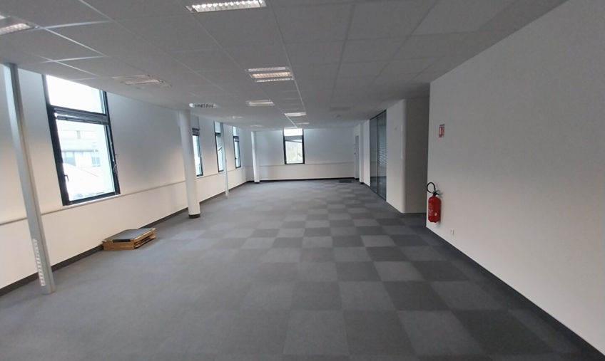 A LOUER, GUIPAVAS AEROPORT, BUREAUX DE 397 M² - 1661