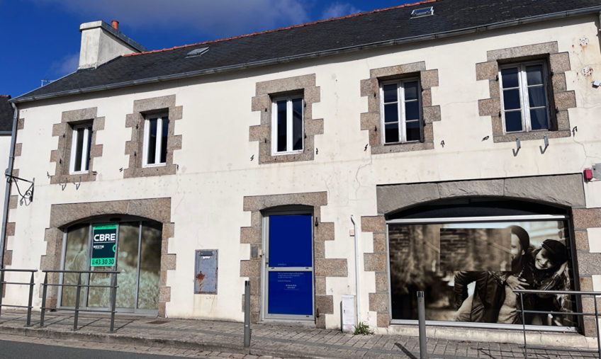 A VENDRE – BOURG BLANC – LOCAL PROFESSIONNEL DE 158 M2 - 2050