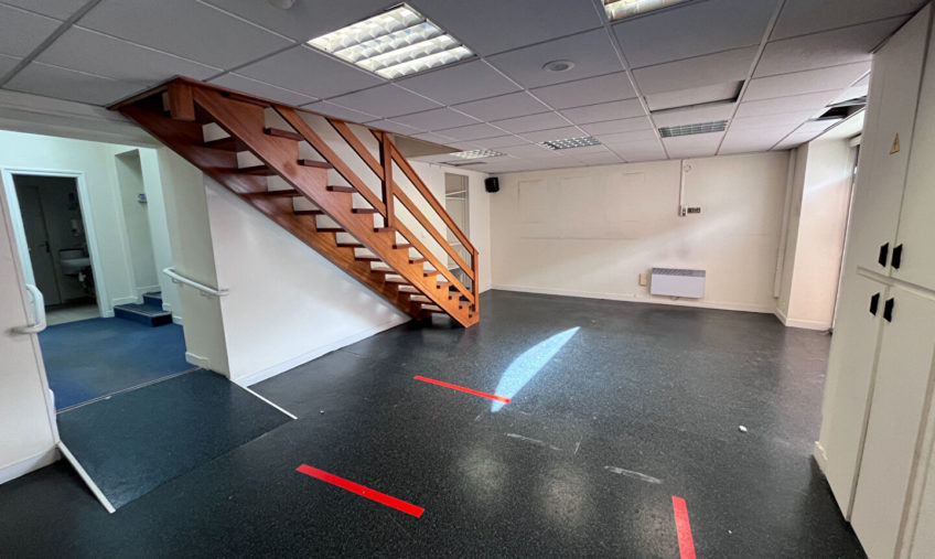 A VENDRE – BOURG BLANC – LOCAL PROFESSIONNEL DE 158 M2 - 2050