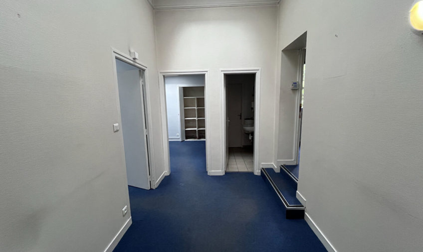 A VENDRE – BOURG BLANC – LOCAL PROFESSIONNEL DE 158 M2 - 2050