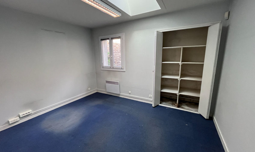 A VENDRE – BOURG BLANC – LOCAL PROFESSIONNEL DE 158 M2 - 2050