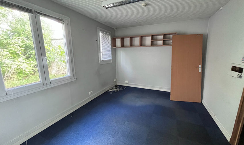 A VENDRE – BOURG BLANC – LOCAL PROFESSIONNEL DE 158 M2 - 2050