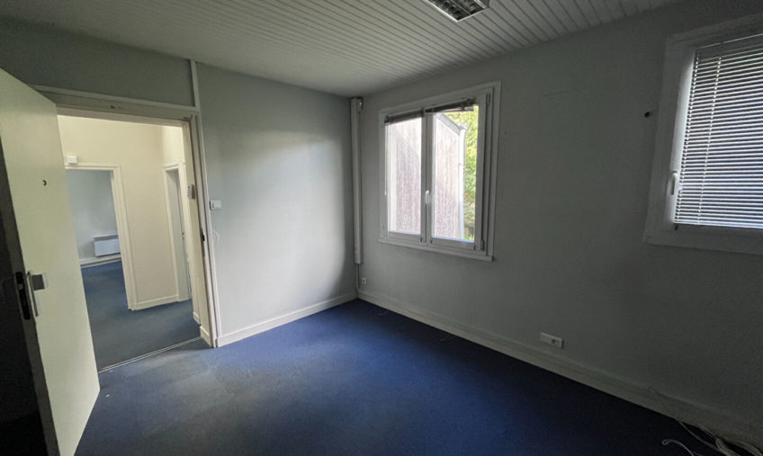 A VENDRE – BOURG BLANC – LOCAL PROFESSIONNEL DE 158 M2 - 2050