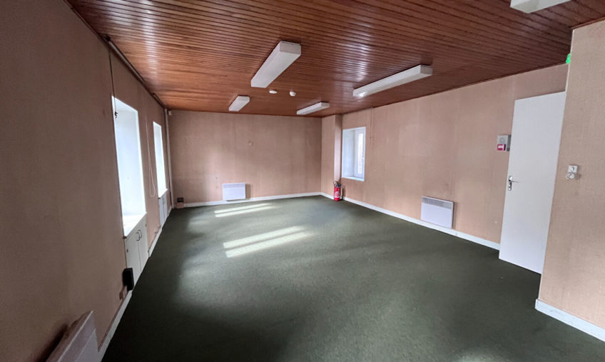 A VENDRE – BOURG BLANC – LOCAL PROFESSIONNEL DE 158 M2 - 2050