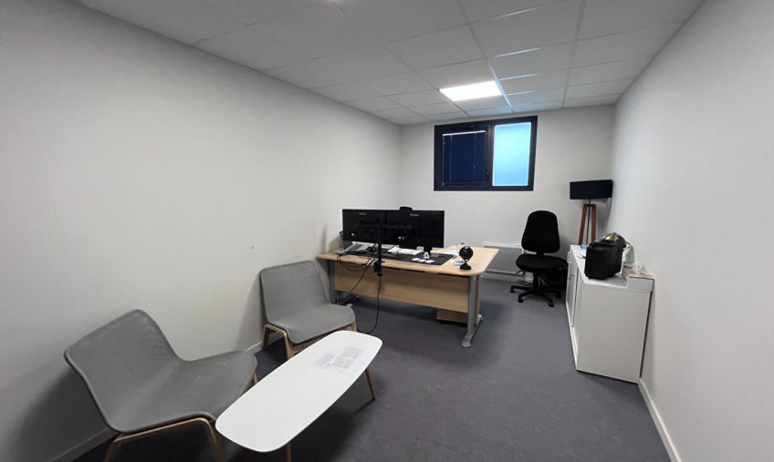 A VENDRE / A LOUER – BREST KERGONAN – BUREAUX DE 552 M² AVEC GARAGE - 2069