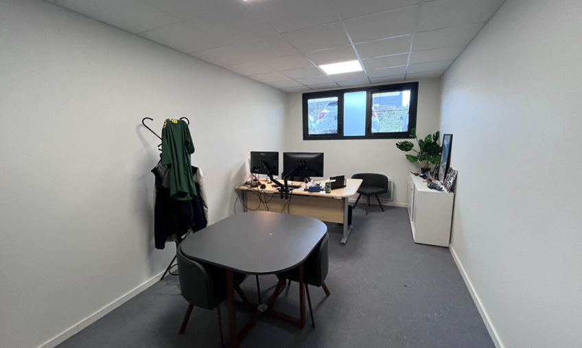 A VENDRE / A LOUER – BREST KERGONAN – BUREAUX DE 552 M² AVEC GARAGE - 2070